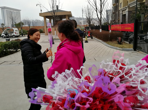 陕煤建设公司:江南世纪城小区庆“三八”为女业主赠花送祝福