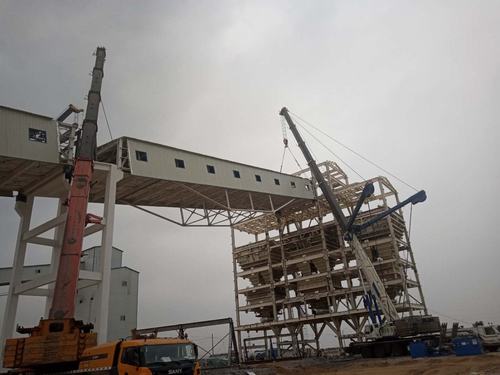 陕煤建设韩城分公司土建十项目部122T钢桁架顺利吊装完成