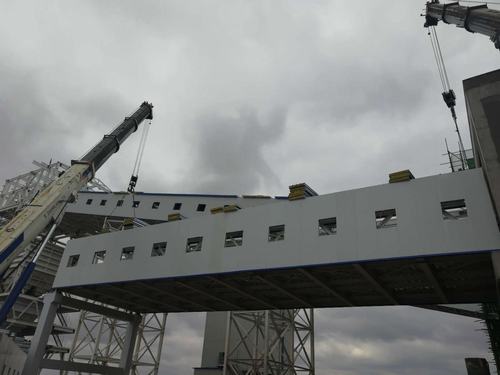 陕煤建设韩城分公司曹家滩采样间至5号驱动机房栈桥顺利吊装完工