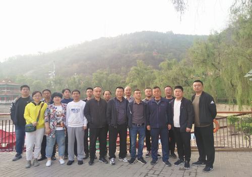 陕煤建设设备租赁中心开展迎“五一”登山活动