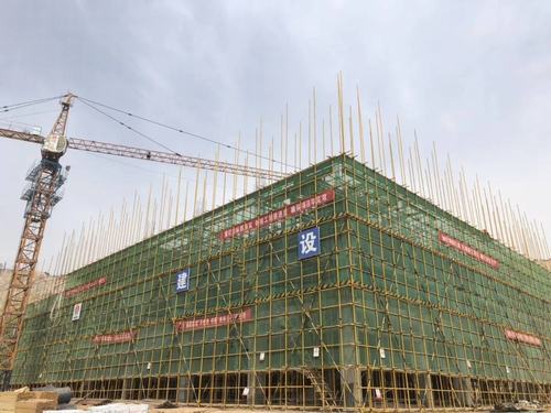 陕煤建设铜煤公司承建的年产20万吨固废预处理项目（一期）预处理车间主体结构封顶