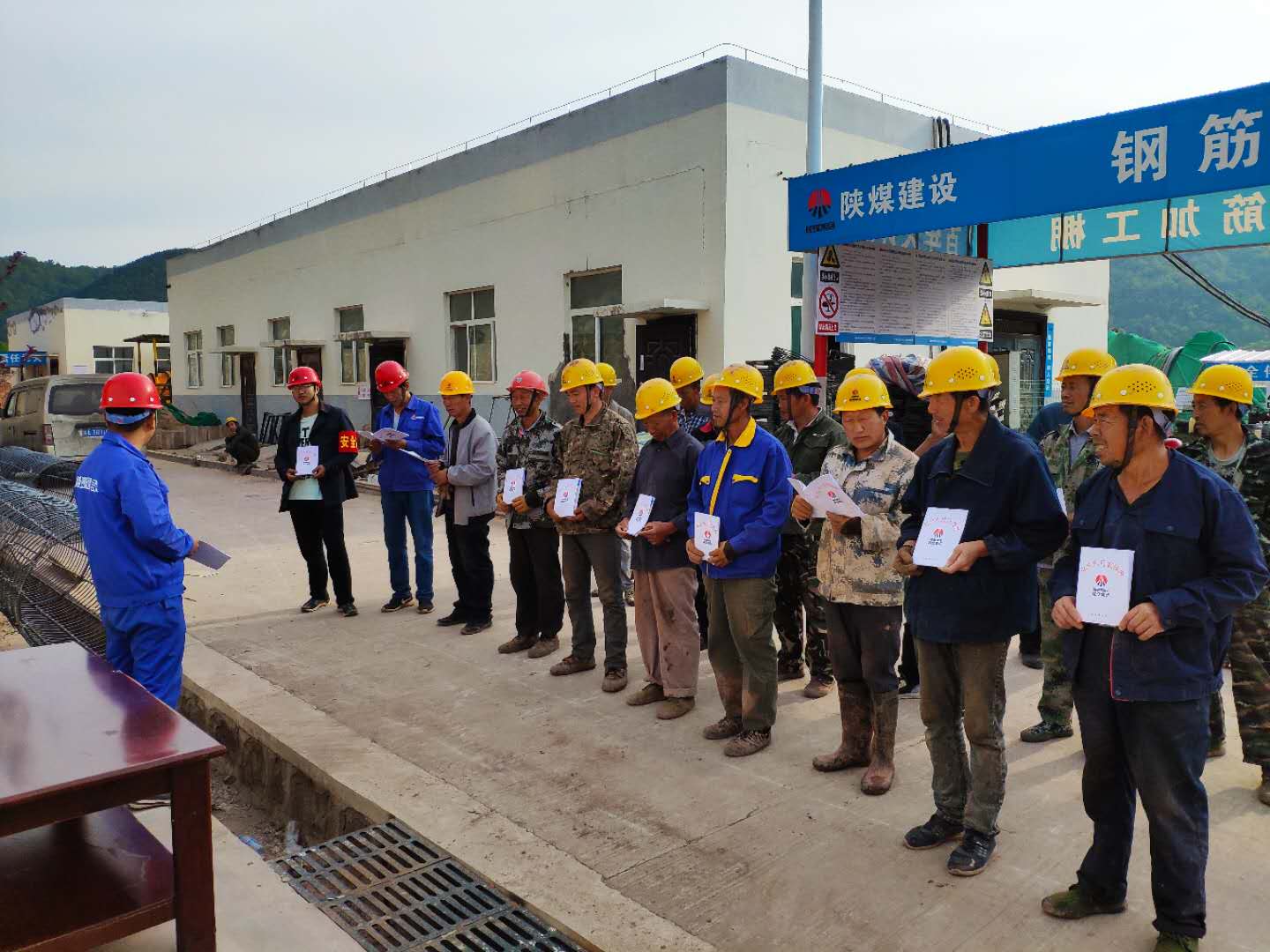 宝鸡分公司黄陵项目部开展安全咨询日活动