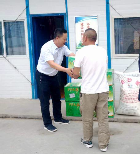 陕煤建设铜煤公司施工一线“送清凉”在行动