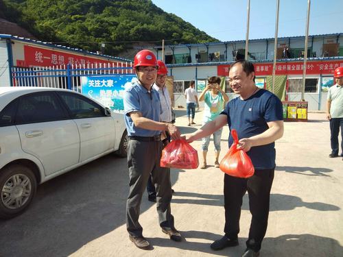 工程建设忙  业主单位送“清凉”