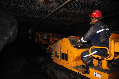 陕煤建设集团矿建二公司冶坪项目部带式输送机大巷与3#联络巷实现安全精准贯通