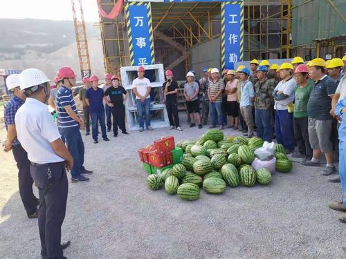 陕西环保固体废物处置利用有限公司深入铜煤公司承建的固废预处理项目开展“送清凉”活动