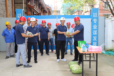 陕煤建设汉中分公司开展夏日送清凉慰问活动