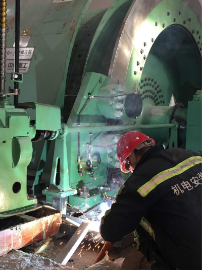 陕煤建设机电安装公司提前完成冶坪矿副斜井提升设备安装