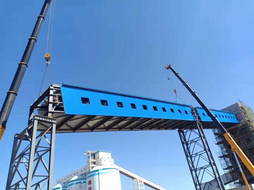 陕煤建设韩城分公司神木燕家塔项目产品仓至1号转载点栈桥顺利吊装完成