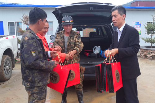 陕煤建设矿建三公司中秋节前慰问一线职工