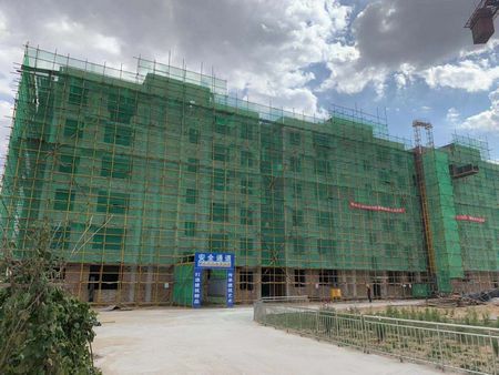 陕煤建设天工公司土建十七部承建的小保当管理及技术人员1#、2#公寓楼顺利封顶