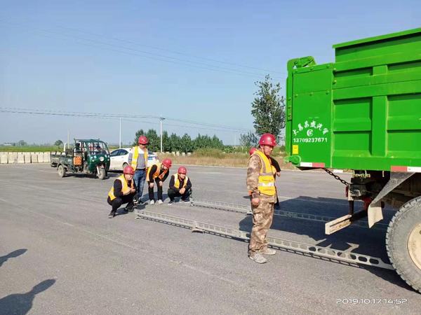 陕西公路局检查组深入G242大荔过境段公路项目检查指导工作