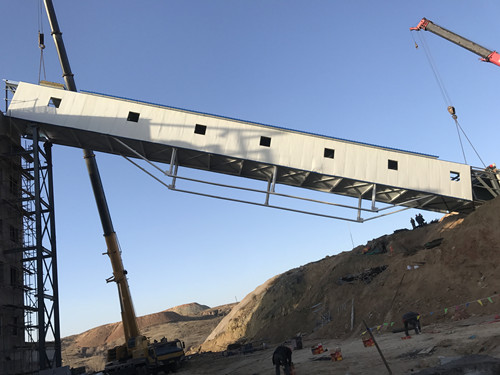 陕煤建设天工公司土建一部沙梁煤矿锅炉房上煤栈桥钢桁架吊装完成