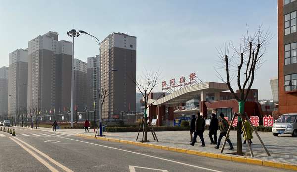 陕煤建设渭南分公司承建的渭南市滨河小学配套道路市政工程顺利通过验收