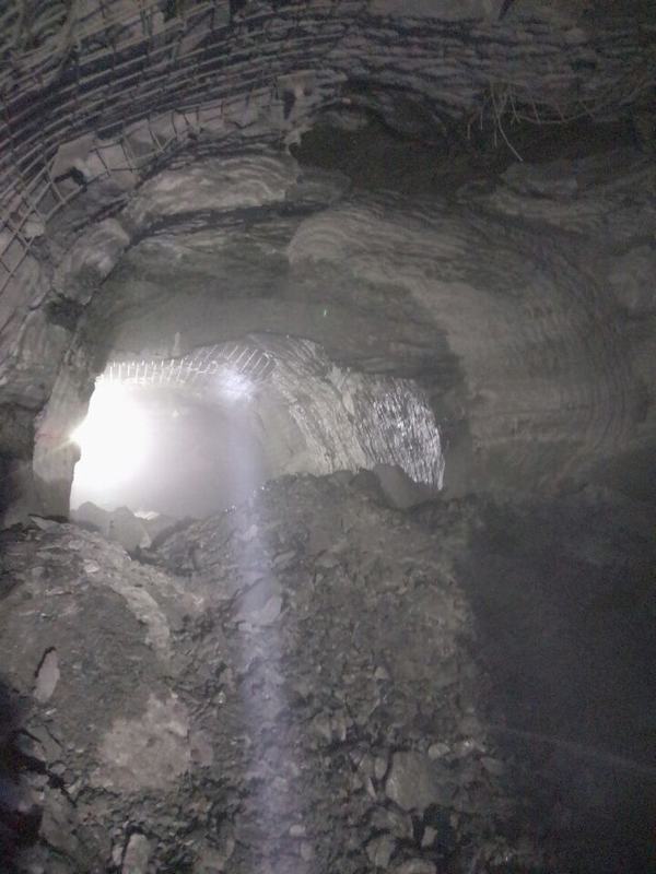 陕煤建设矿建二公司冶坪项目部3煤东翼轨道运输大巷顺利贯通