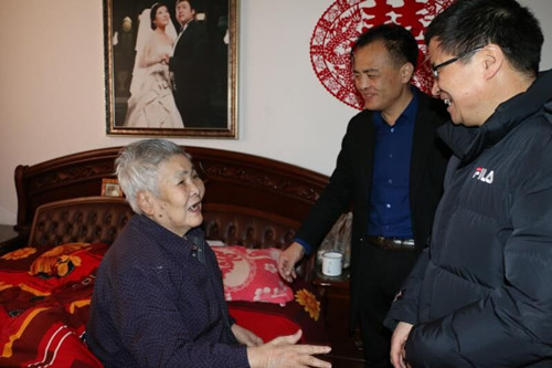 陕煤建设机电安装公司春节前夕走访慰问退休职工家庭