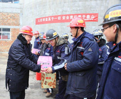 心系职工 情暖一线