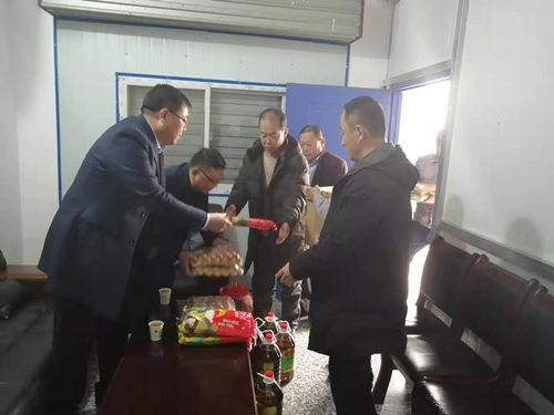 天工公司春节慰问一线职工