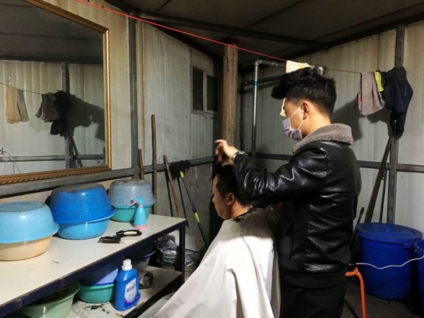 一推一剪皆是情 服务职工暖人心