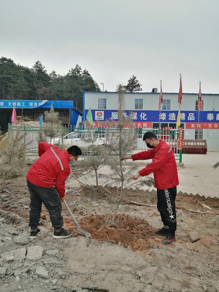 陕煤建设矿建二公司建庄项目部开展“植树抗疫、青年先行”植树活动