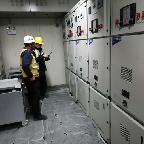 陕煤建设铜煤公司第十六项目承建的榆林化超限设备组焊厂房项目高压电缆箱变安装通电成功