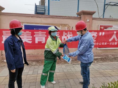 学雷锋、展风采，争做最美青年“战疫人”