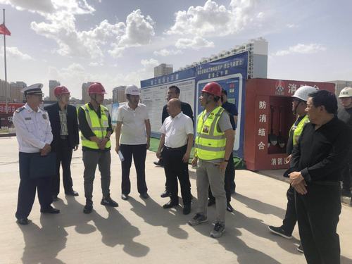 靖边县县委常委、常务副县长孟春伟一行莅临陕煤建设铜煤公司承建的金地华府项目检查指导工作