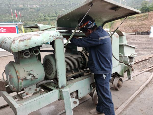 陕煤建设矿建二公司:安全生产月里的机电护航行动