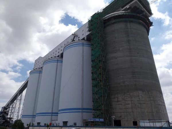 陕煤建天工公司承建的榆林曹家滩矿井原煤仓扩建主体工程顺利封顶