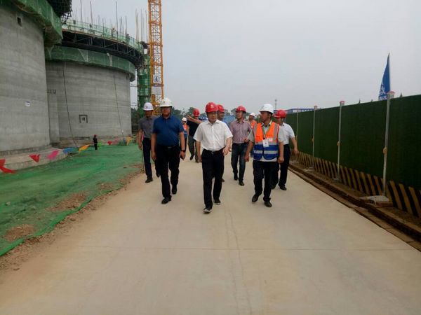 中储粮西安分公司总经理戴中文、新建项目领导小组组长王录印莅临天工公司承建的中储粮浅圆仓工地检查指导工作