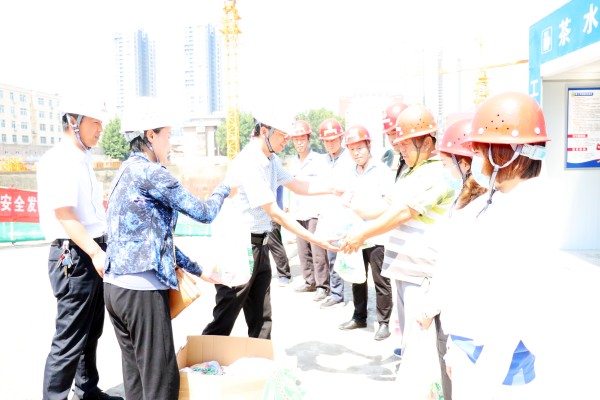 陕煤建设澄合分公司扎实开展夏日送清凉活动