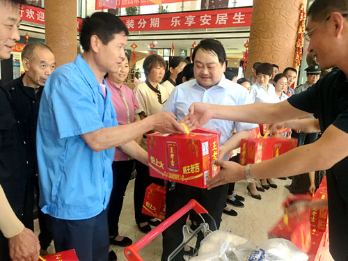 陕煤建设大秦公司:让小区保安和工勤人员“清凉一夏”