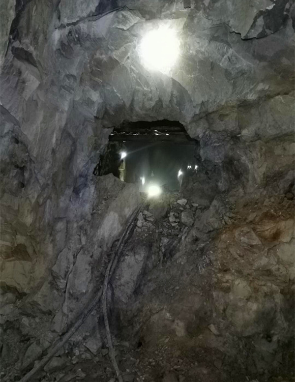 陕煤建设矿建三公司：酒钢项目部V矿体2775m水平与铜矿斜坡道顺利贯通