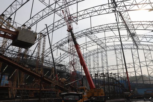 陕煤建设洗选煤运营公司举行清水川电厂储煤场封闭工程钢结构主体顺利完成合拢仪式