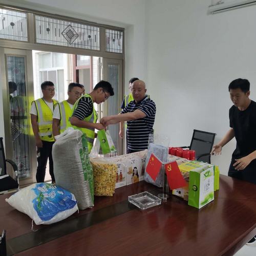 夏日送清凉，关怀暖人心