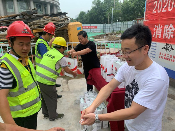 智慧泊车公司：夏日送清凉，关爱系深情