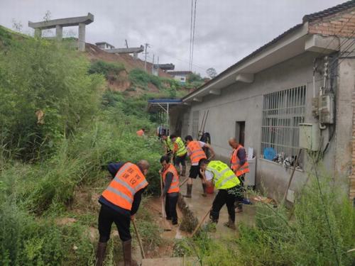 青年突击勇担当,助民防洪显形象