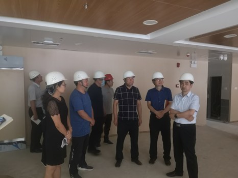 陕煤实业集团董事长胡守平莅临咸阳分公司承建的西煤机养老院项目检查指导工作