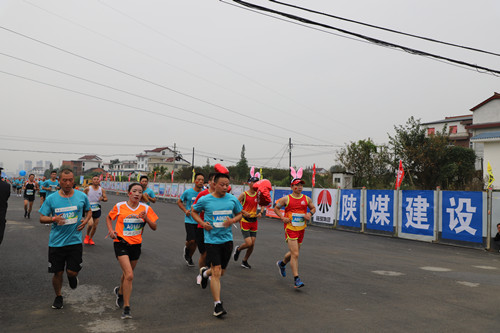 汉中市第二届迎国庆全民健身环城跑在陕煤建设汉中分公司承建的金华路成功举办