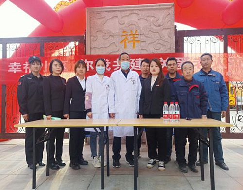 大秦置业公司秦和物业神南华府管理处举办“幸福小区 你我共建 浓浓敬老情”义诊活动