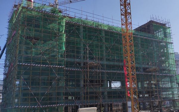 陕煤建设天工公司承建的金鸡滩煤矿新锅炉房主厂房工程主体结构顺利封顶