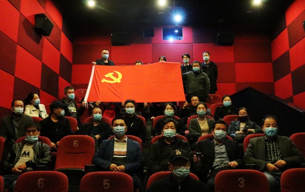 陕煤建设澄合分公司组织澄合片区党员观看电影《夺冠》丰富主题党日活动