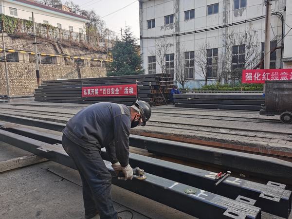 陕煤建设矿建二公司安装项目部：玉华煤矿副井罐道更换工作顺利推进