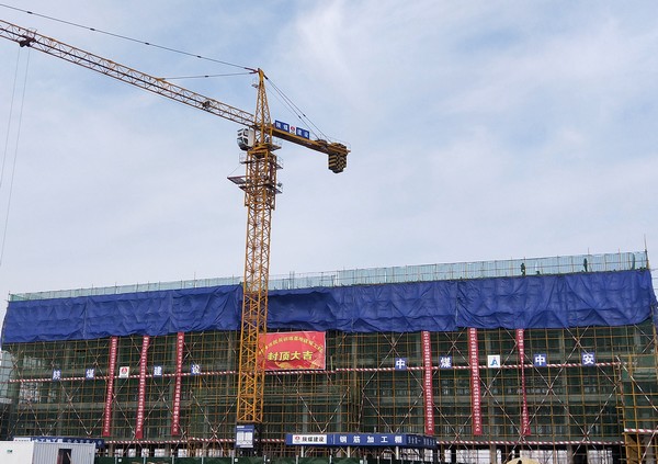 陕煤建设榆林公司榆林市民兵训练基地综合楼主体工程顺利封顶