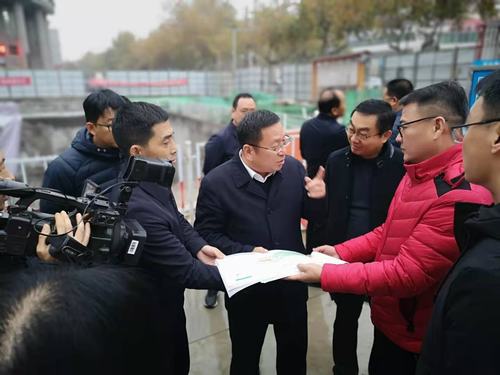 咸阳市副市长王靖深入住建局南广场地下停车场调研、视察工作
