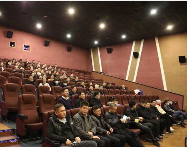 陕煤建设韩城分公司组织观影《天边加油站》激发职工爱岗精神