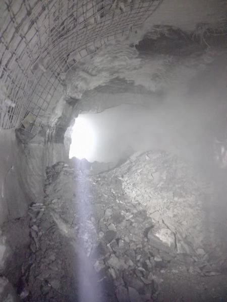 陕煤建设矿建二公司车村项目部:3101工作面回风顺槽联络巷与3-2煤西翼辅助运输大巷贯通