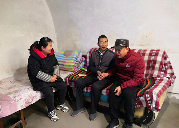 陕煤建设矿建三公司领导春节前走访慰问困难职工