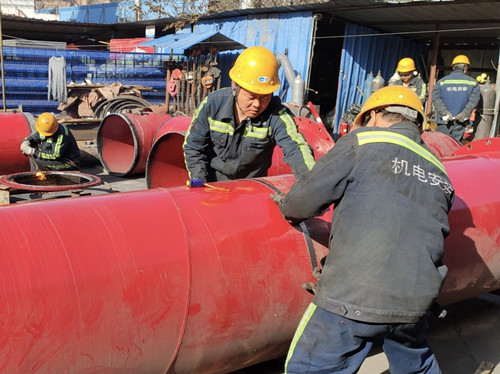 陕煤建设机电安装公司彬长项目部全力以赴打好管路安装“攻坚战”