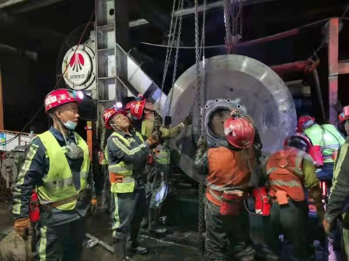 陕煤建设机电安装公司小保当项目部顺利更换大巷驱动滚筒